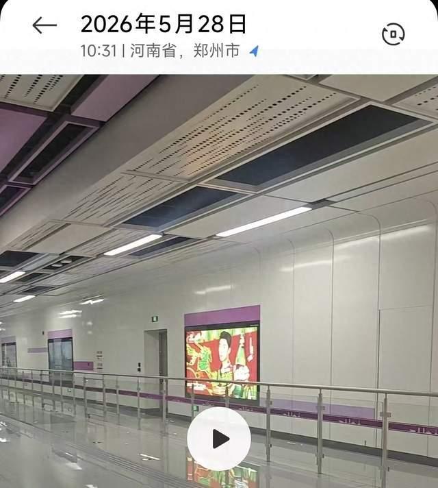 地铁站公益广告黑灯商业广告明亮