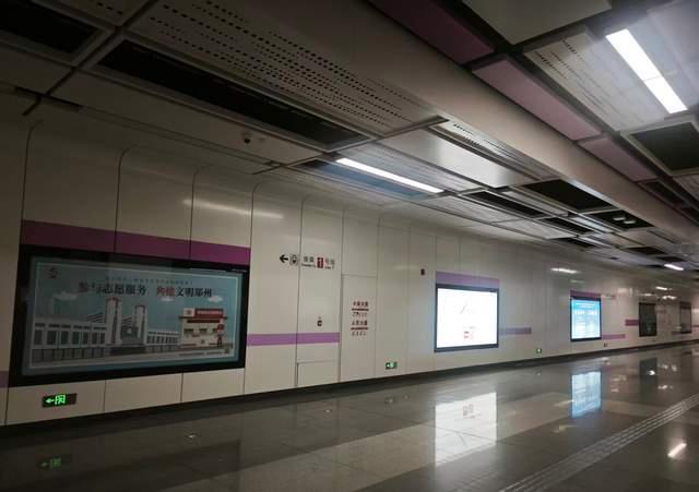地铁站公益广告黑灯商业广告明亮 节能考量引争议