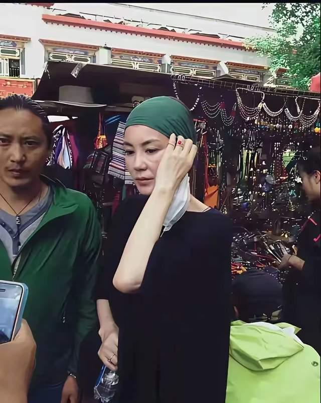 王菲无名指疑似戴了钻戒