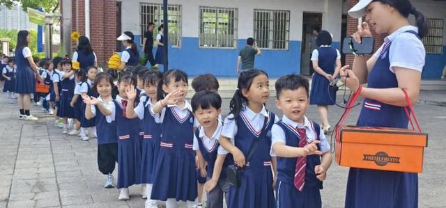 幼儿园小朋友为高三学生送祝福