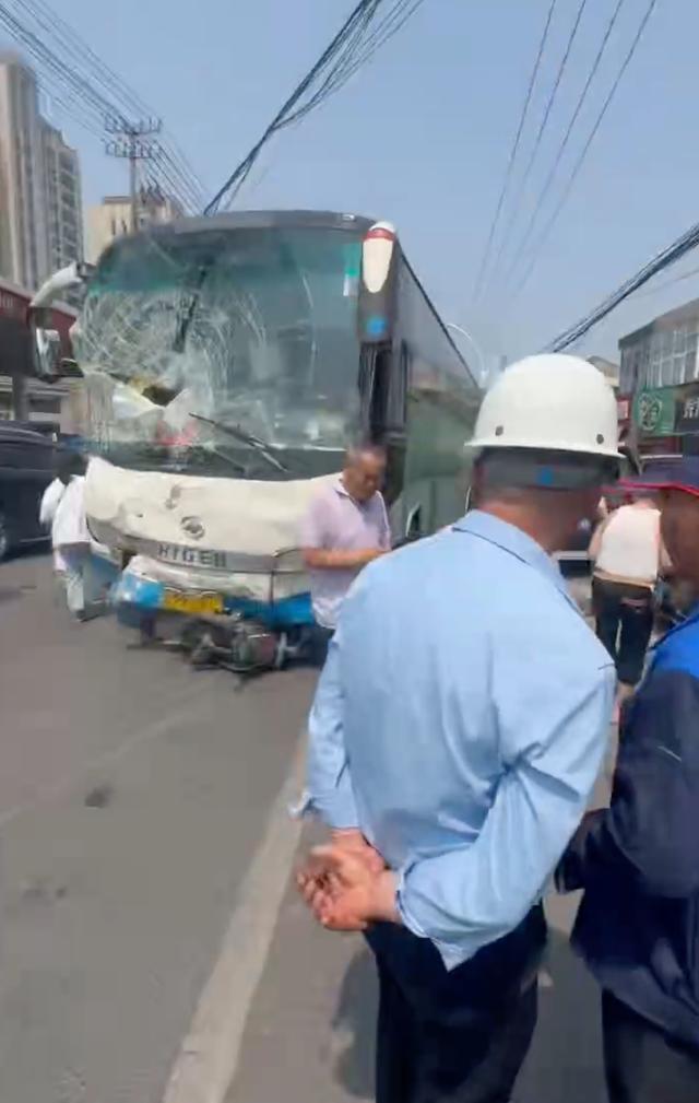 安徽一客车逆行撞上公交车 事故致多人受伤