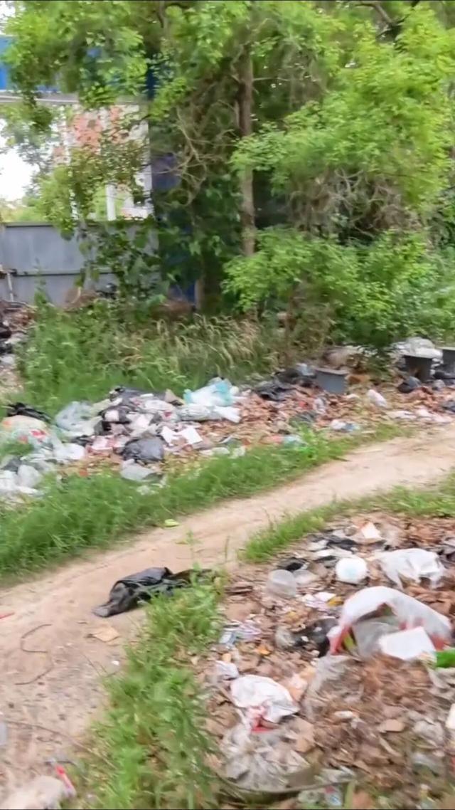 当地回应公园垃圾遍地 正协调清运加强巡查