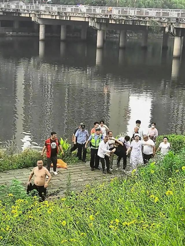女子駕車沖入河中紀(jì)檢干部破窗救人 15分鐘生死救援