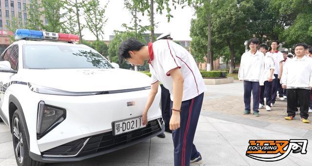 警號“985”公安小哥現(xiàn)場應援 為高考學子加油鼓勁