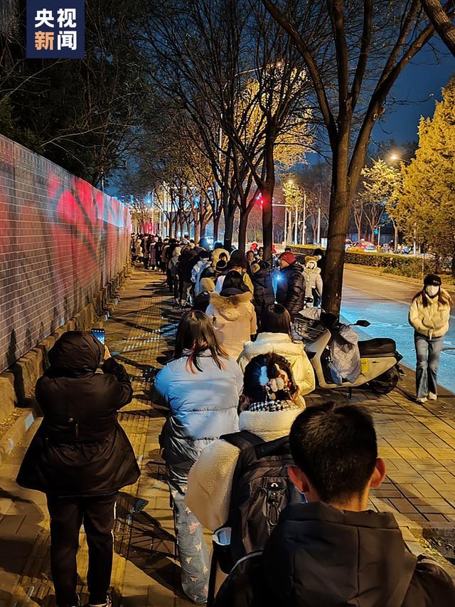 北大附近擺攤走紅的“鵝腿阿姨”用鴨腿冒充鵝腿？相關部門正調查處理 誠信問題引熱議