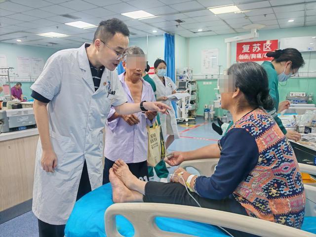 大媽被咬傷打死毒蛇后帶到醫(yī)院就醫(yī) 智慧自救獲贊