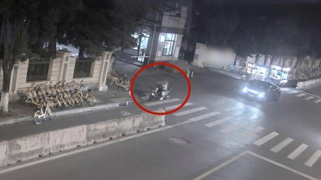 女子把电动摩托车当电动车骑被拦停
