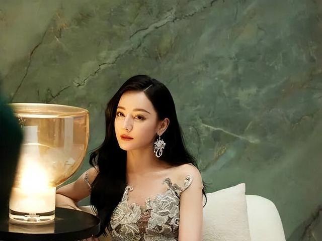迪丽热巴走路腰发力 黄金沙漏曲线典范