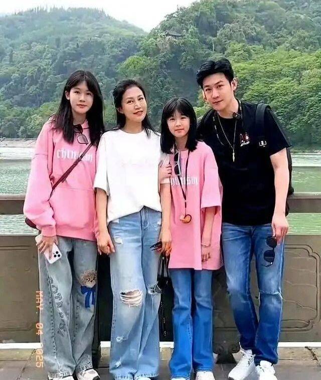陆毅鲍蕾一家四口复刻旧照 爱与尊重的典范