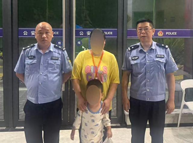 骑手妈妈别慌你孩子在派出所 母子平安归家