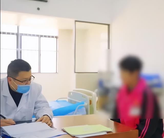 14岁少女谈吸毒后割腕 毒品让她“魔怔”