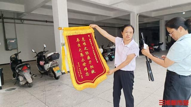 走失五天得救男孩家人带锦旗致谢