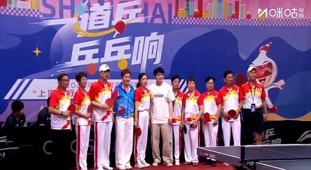 樊振东主动邀帕金森球友合影 温暖举动获赞