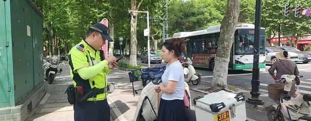 巨型“老头乐”皮卡开上路被交警处罚 安全风险账算到驾驶人心坎
