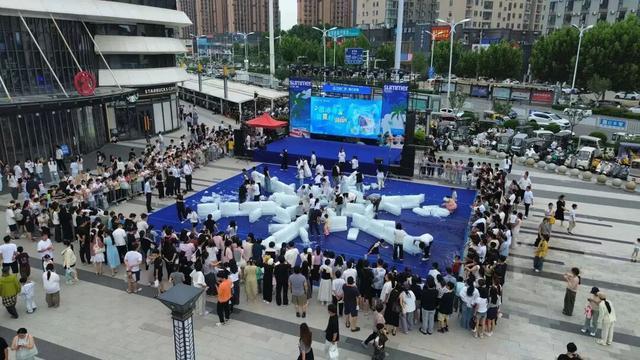 制冰厂日产2000多块,员工穿棉袄 高温下的“爆单”旺季