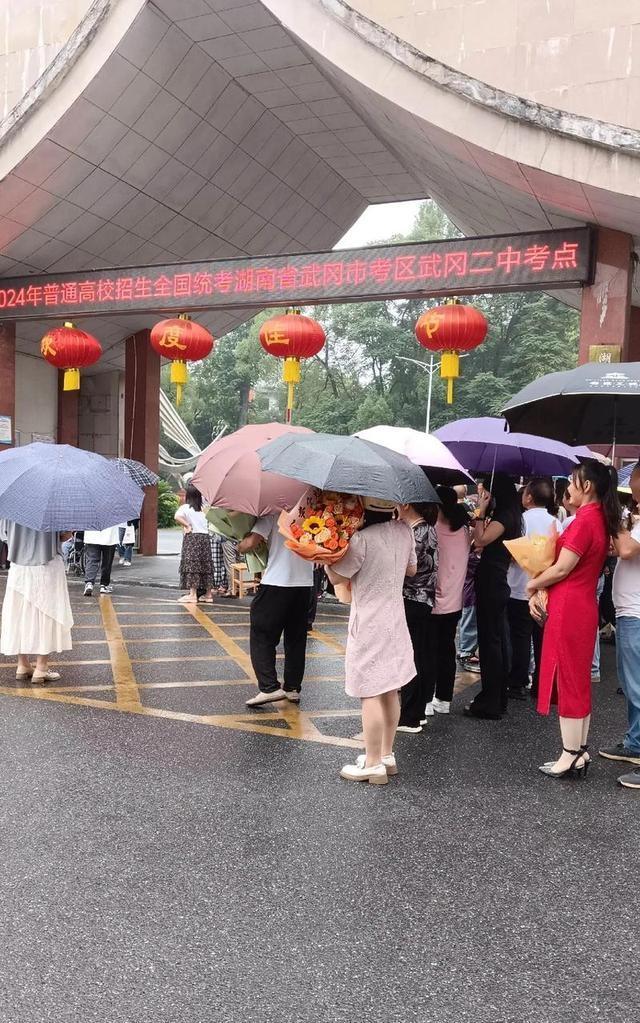 孩子列出高考标配清单压垮家长 家庭经济真相曝光
