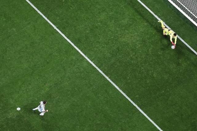 从0-2到3-2绝地大逆转！世界杯：阿根廷淘汰埃及，恩佐争议绝杀 梅西关键助攻逆转局势