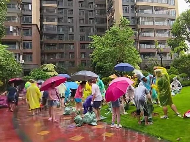 小区业主自制防水墙守护上千台汽车 四天奋战保车库安全