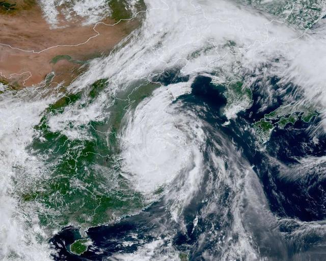 巴威预计今天傍晚越过上海同纬度 风雨影响持续