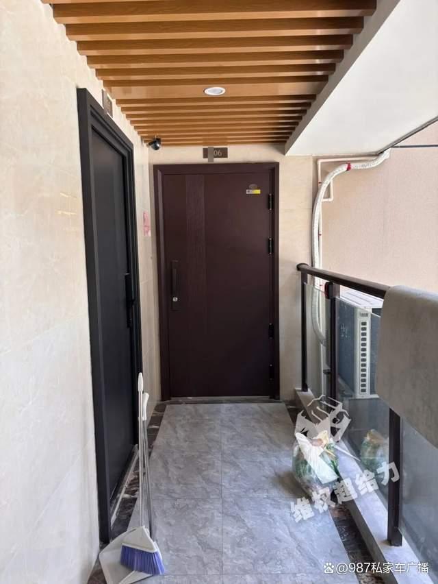 男子把空调外机装到邻居家大门口 邻居投诉无果引发关注