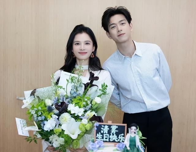 李现张婧仪新剧婚礼迎宾牌 自然互动引期待