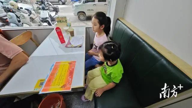 广东一餐饮店：学生凭奖状免费领肠粉 创意活动点燃街坊热情