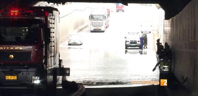 昆明安宁遇暴雨 城区出现大量积水
