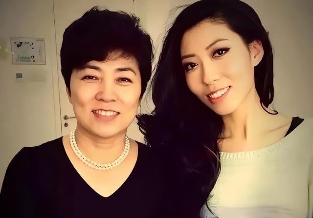 曲婉婷自称患癌，其母受贿被判无期 抗癌之路艰难前行