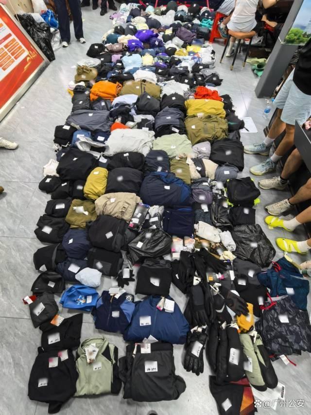 男子在试衣间剪芯片偷走上千件衣服 试衣间成盗窃掩护工具