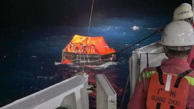 越南籍渔船在南沙遇险 33人待救