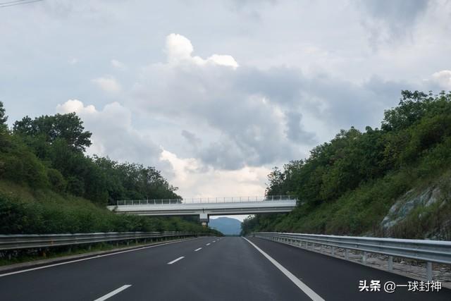 大货车冲进服务区撞击多辆私家车
