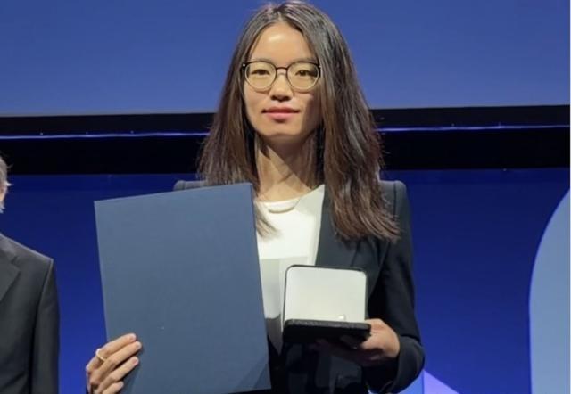 王虹戴卡地亚且衣品好 打破学者刻板印象