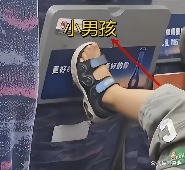 网友曝光高铁上不文明一幕