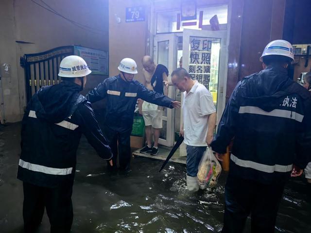 哈尔滨街路积水他们当起“水中扶手”