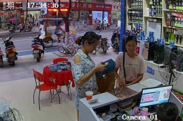 女子用百元假钞购物店主当场识破硬刚 假币团伙现形记