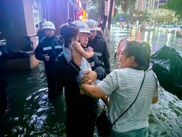 哈尔滨街路积水他们当起“水中扶手” 暴雨中的温暖守护