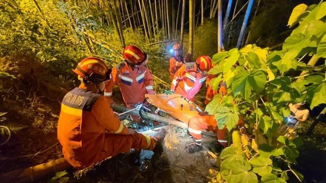 男子骑车分心慌乱中连人带车摔倒