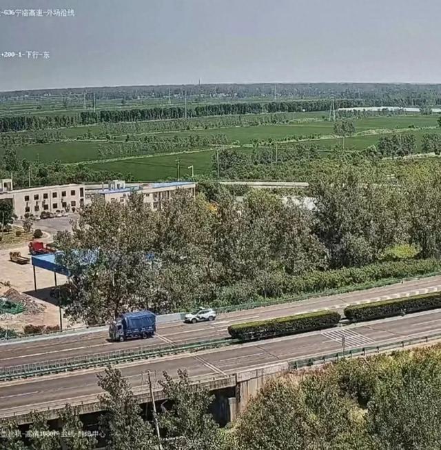 货车高速失控民警一路守护