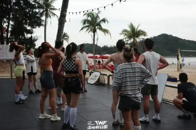 万宁海边挤满上“体校”的人 运动度假新风尚