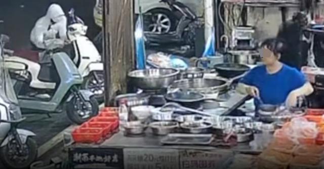 外卖小哥一勺击退偷车贼 窃贼团伙作案未遂