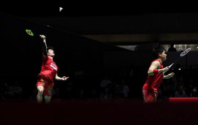 决胜局16-17落后 梁伟铿/王昶惊魂逆转英格兰组合 全场沸腾了 顽强拼搏显神威