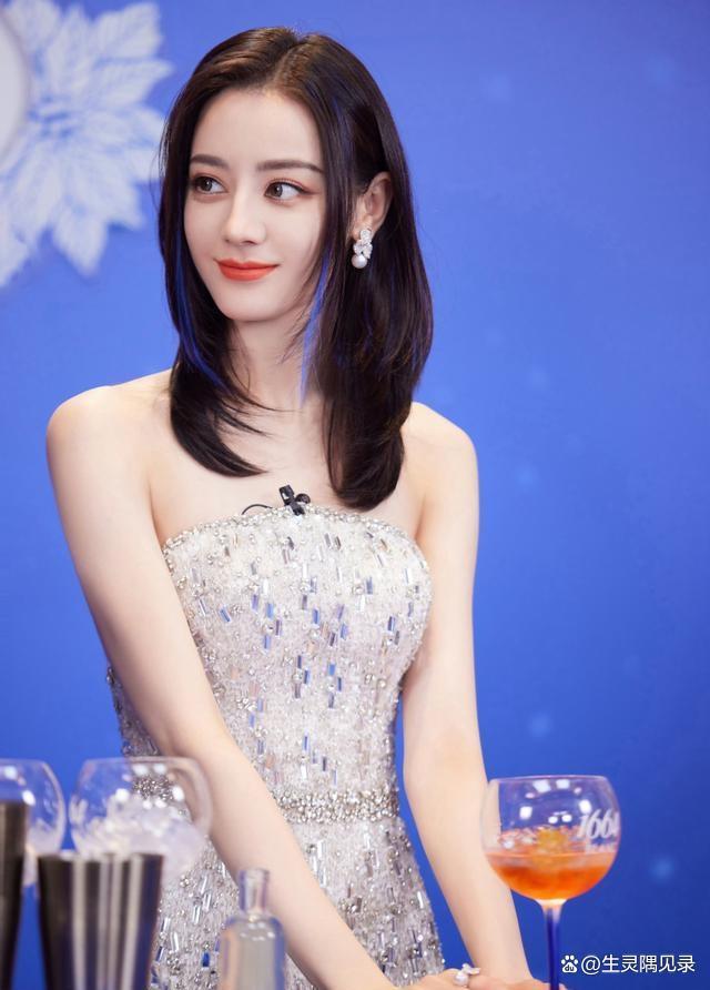 迪丽热巴美貌比背后的灯还闪耀 红毯造型引发热议