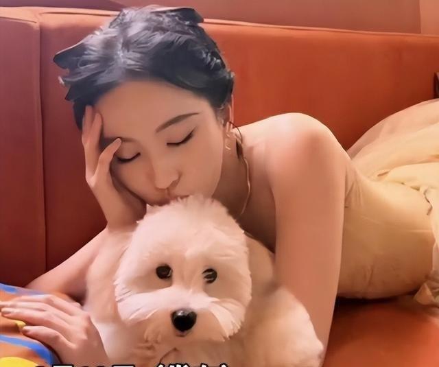 刘亦菲金九芭莎封面 松弛与分量并存