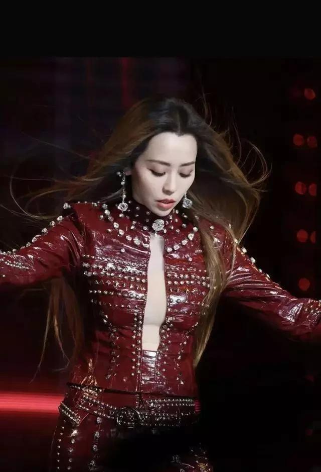 张靓颖演唱会掏出手机看歌词