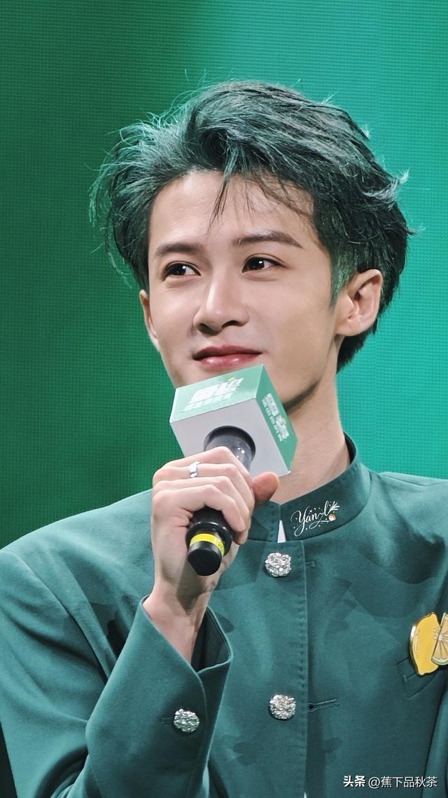 檀健次绿发亮相向观众挥手互动