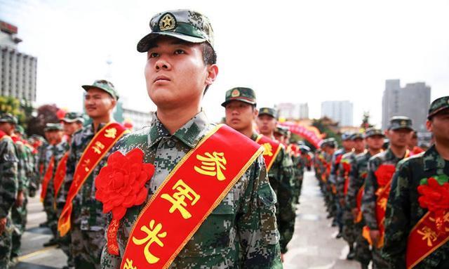 新兵独自赴军营拨通妈妈电话泪崩 一句话让全网破防