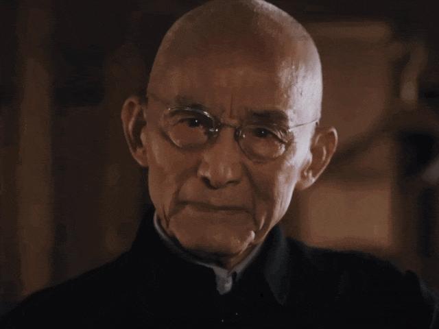 曾被算命断言活不过13岁，92岁在党旗下宣誓入党，游本昌今晨在北京去世丨贵圈人物 演艺生涯70余载