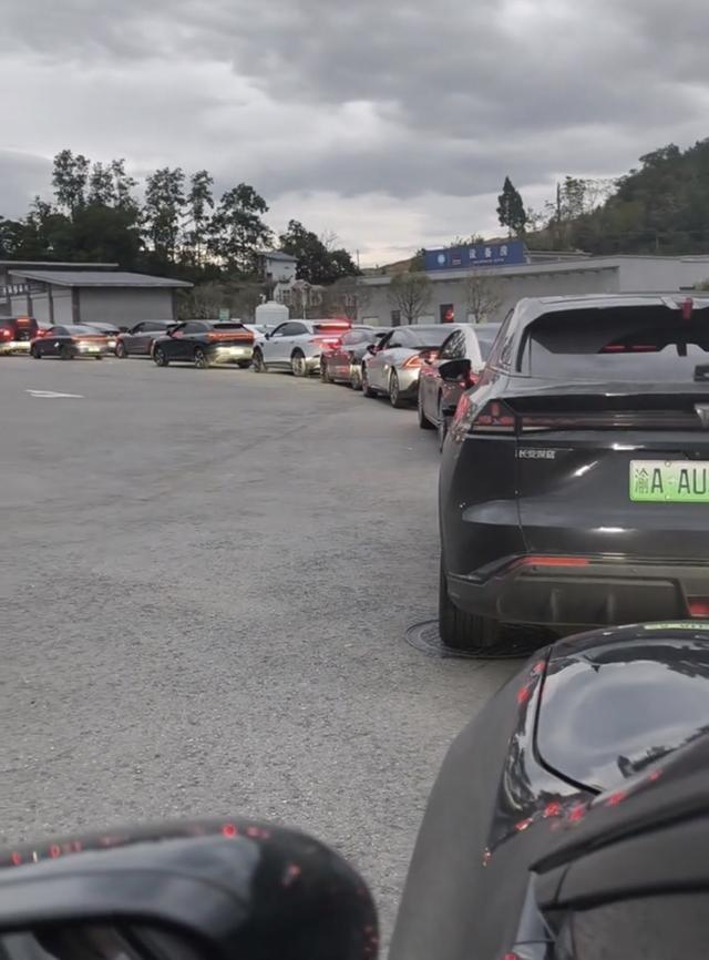 电车高速电量1%趴窝推到桩前仍排队 充电难现状引关注