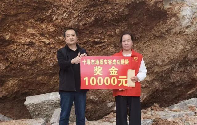 女子听到异响拦车救7人 本能反应挽救生命
