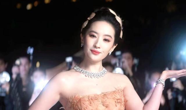 刘亦菲VOGUE下班边走边咳嗽 带病完成红毯展现敬业态度